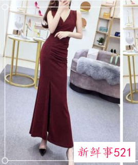 连衣裙配高跟凉鞋