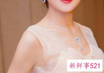 穿裙子佩戴的项链