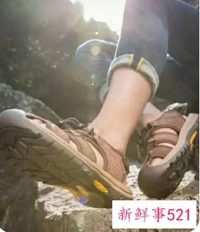 适合海滩穿的鞋