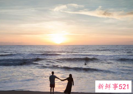 女人的肢体动作暗示