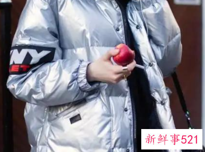 冬天买羽绒服什么颜色的最好