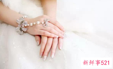 芭比美甲和光疗甲有什么区别