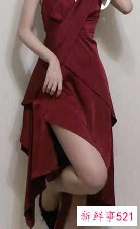 连衣裙配高跟凉鞋