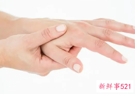 散步后手指发胀发紧绷说明什么