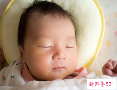 一月睡黄,二月哭肠,三月攒肚