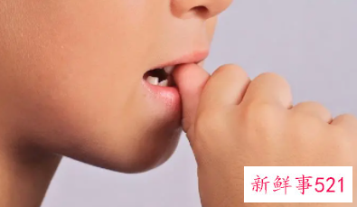 小孩子总是啃手指头
