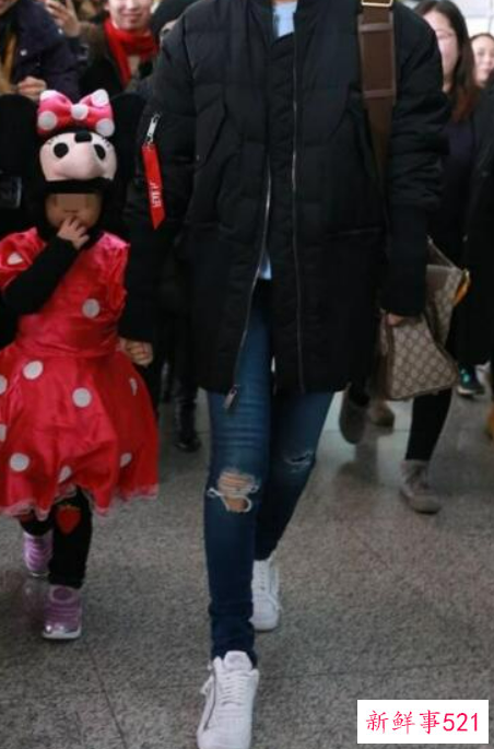 牛仔裤搭配什么羽绒服