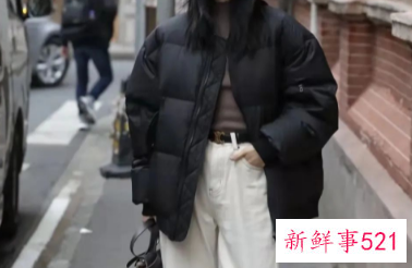 黑色羽绒服配什么丝巾