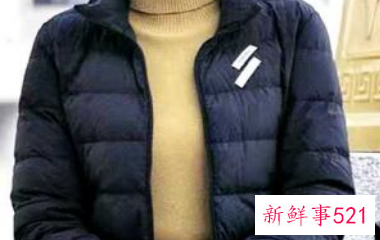 黑色羽绒服配什么丝巾