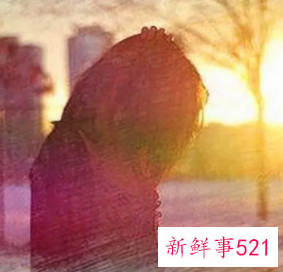 梦见陌生人叫自己名字答应了就醒了