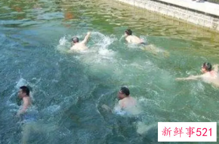 梦见别人在很脏的水里游泳