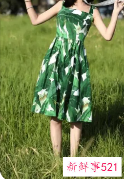 连衣裙配高跟凉鞋