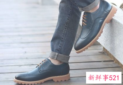 男生牛仔裤配什么鞋子