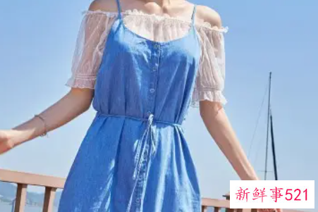 蓝色牛仔吊带裙搭配什么颜色上衣