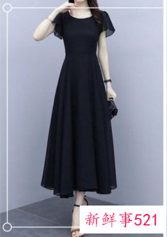 连衣裙配高跟凉鞋