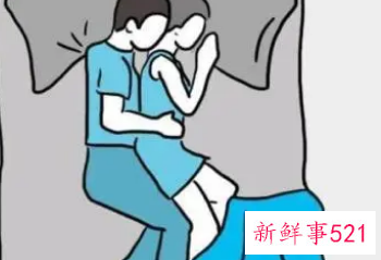 梦见三四个人一起睡觉