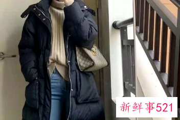 黑色羽绒服配什么丝巾