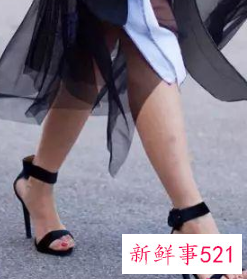 配裙子的百搭凉鞋