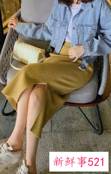 针织开叉半身裙搭配什么上衣