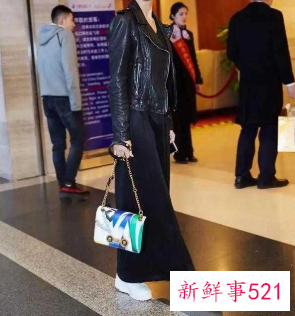 黑色裙子配什么围巾好看