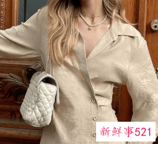 穿裙子佩戴的项链