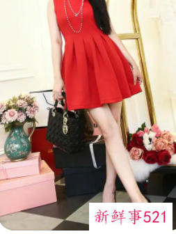 连衣裙配高跟凉鞋