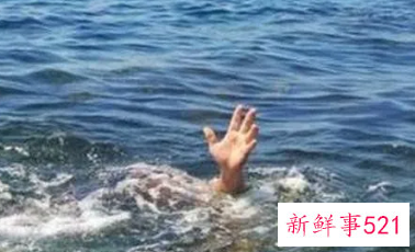 梦见自己掉水坑里了