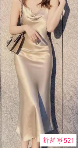 连衣裙配高跟凉鞋