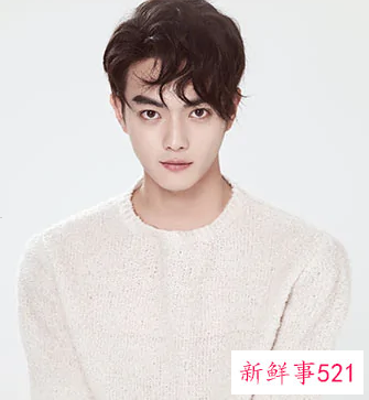 许凯戴古天乐同款面具，画面忒好笑