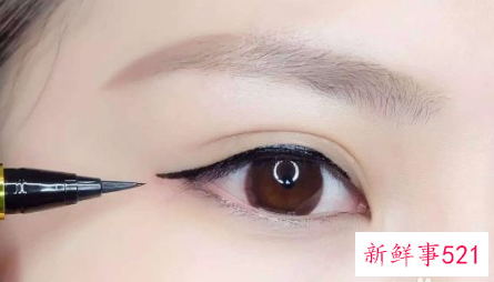 粘假睫毛的步骤