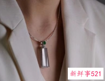 穿裙子佩戴的项链