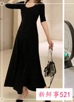 连衣裙配高跟凉鞋