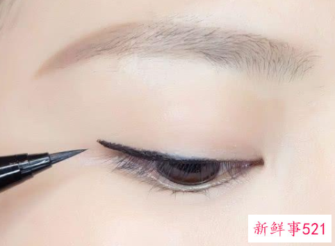 内双怎么用眼线笔画眼线