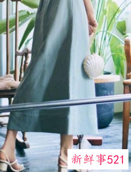 配裙子的百搭凉鞋