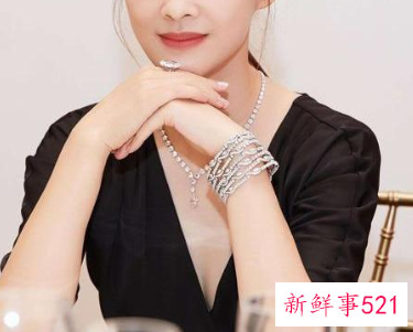 黑色裙子配什么围巾好看