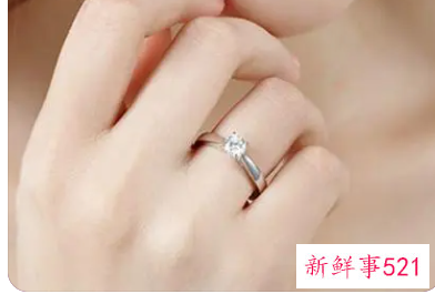 梦见男朋友送我戒指并戴上