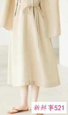 配裙子的百搭凉鞋