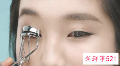 粘假睫毛的步骤