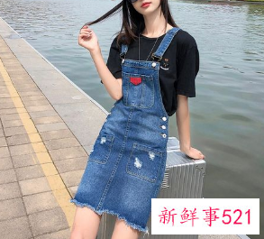 蓝色牛仔吊带裙搭配什么颜色上衣