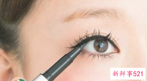 粘假睫毛的步骤