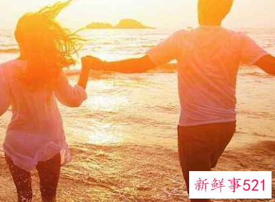 男生主动十指扣的含义