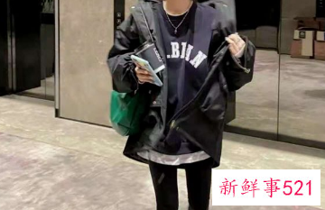 黑色羽绒服配什么丝巾