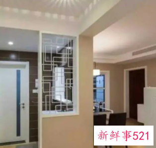 大门正对马桶中间隔着一道墙