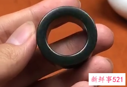 右手戴戒指的含义