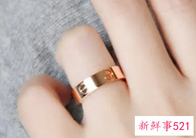右手戴戒指的含义