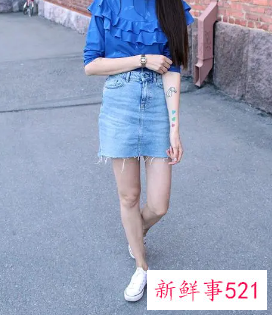 蓝色牛仔裙配什么鞋子