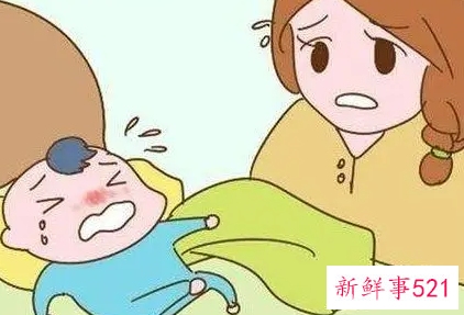 新生儿吃奶哭闹蹬腿正常吗