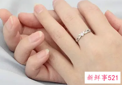 右手戴戒指的含义
