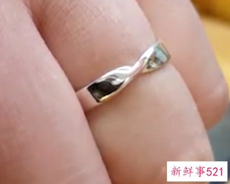 右手戴戒指的含义