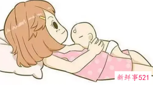 新生儿吃奶哭闹蹬腿正常吗